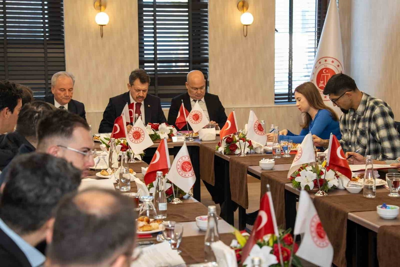 İZMİR CUMHURİYET BAŞSAVCISI ALİ YELDAN’IN 10 OCAK DÜNYA GAZETECİLER GÜNÜ VESİLESİYLE DÜZENLEDİĞİ...