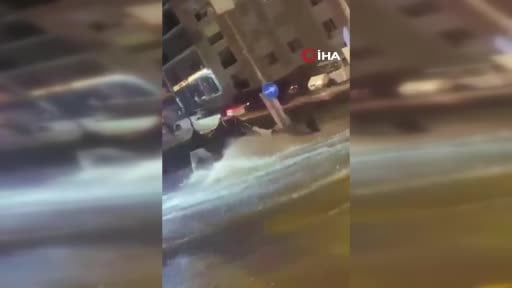 İzmir’de can pazarı: Caddede akıntıya kapılan vatandaşı polis böyle kurtardı