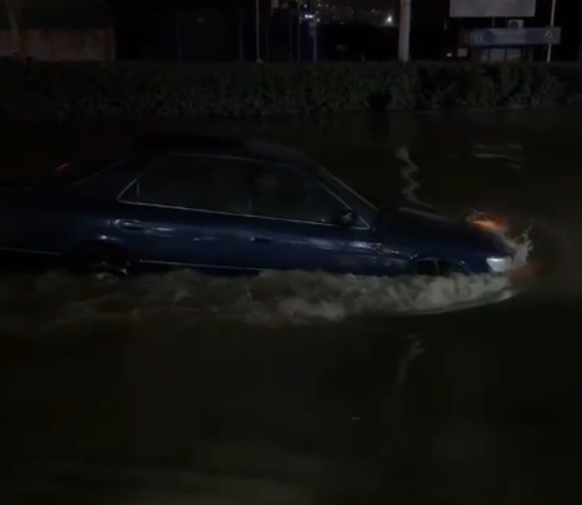 İZMİR’DE DÜN ETKİLİ OLAN SAĞANAK YAĞIŞ SONRASI MEYDANA GELEN SEL, KENT GENELİNDE HAYATI OLUMSUZ...