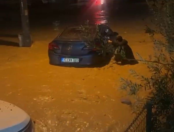 İZMİR’DE GÜN BOYU ETKİLİ OLAN KUVVETLİ SAĞANAK VE FIRTINA, AKŞAM SAATLERİNDE ŞİDDETİNİ ARTIRARAK...