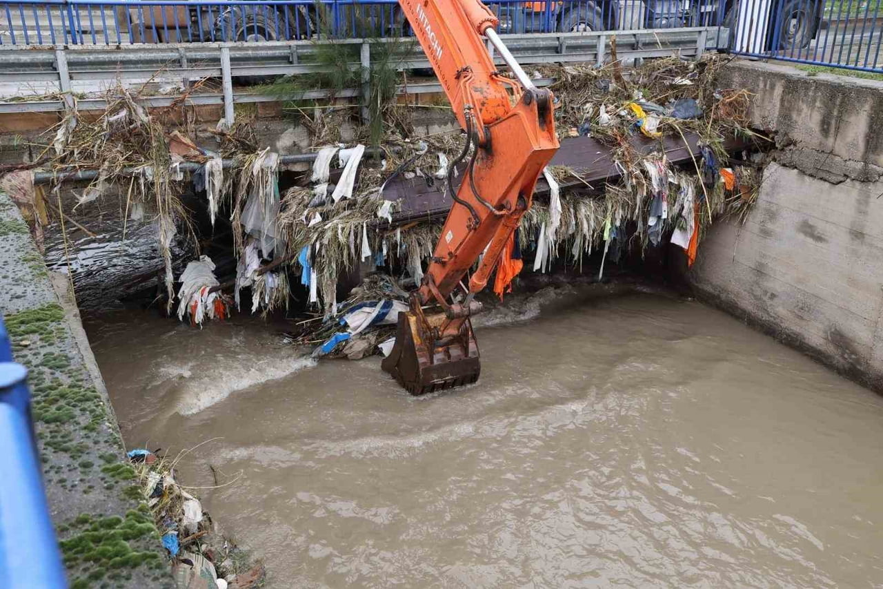 İZMİR’DE SON GÜNLERDE ETKİLİ OLAN YAĞIŞLARIN BUGÜN VE YARIN DA KUVVETLİ ŞEKİLDE DEVAM ETMESİ...