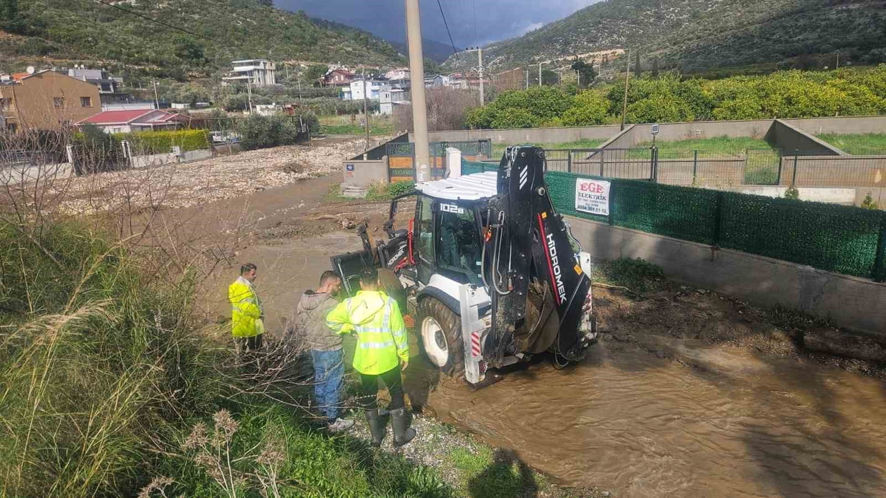 İZMİR’DE SON GÜNLERDE ETKİLİ OLAN YAĞIŞLARIN BUGÜN VE YARIN DA KUVVETLİ ŞEKİLDE DEVAM ETMESİ...
