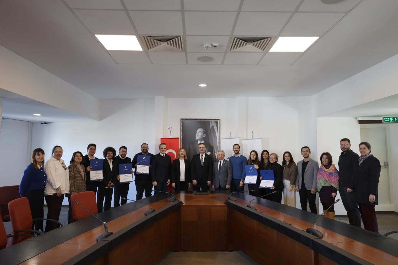 İZMİR EKONOMİ ÜNİVERSİTESİ’NDE 5 PROGRAM DAHA AKREDİTE OLARAK EĞİTİM KALİTESİNİ...