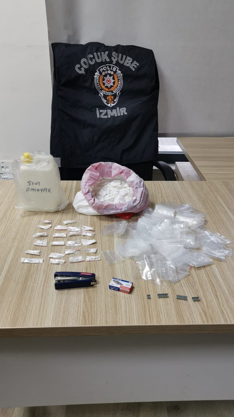 İZMİR’İN BAYRAKLI İLÇESİNDE POLİS EKİPLERİNİN ŞÜPHE ÜZERİNE DURDURDUĞU ŞAHSIN POŞETLERİNDE YAPILAN...