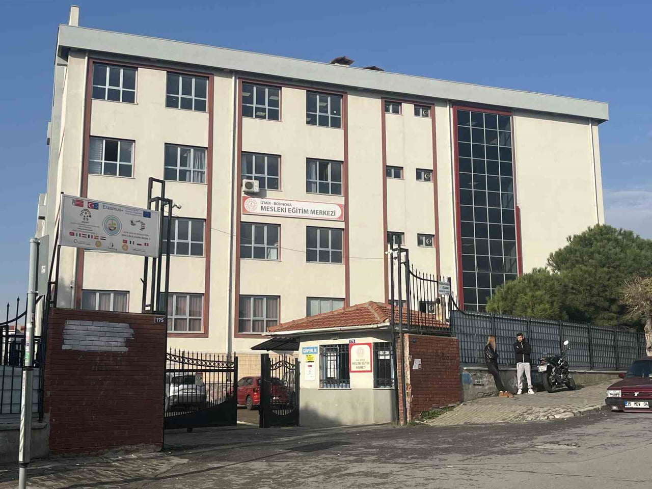 İZMİR’İN BORNOVA İLÇESİNDE BİR MESLEKİ EĞİTİM MERKEZİ’NDE GÖREVLİ KADIN ÖĞRETMENİN, 6 KIZ...