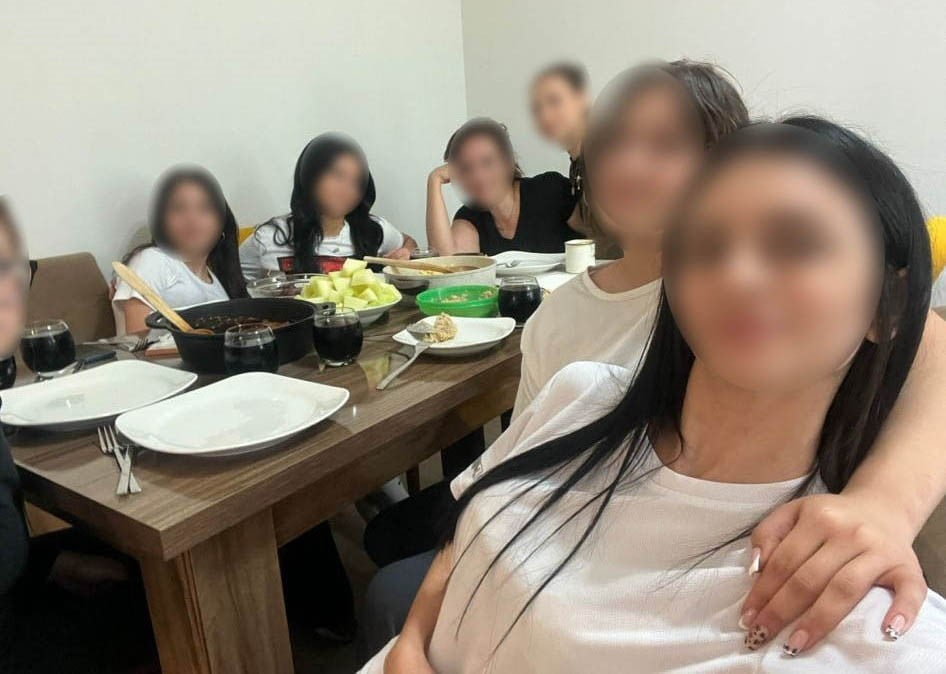 İZMİR’İN BORNOVA İLÇESİNDE, KIZ ÖĞRENCİLERİ DERS SAATLERİNDE OKULDAN ÇIKARARAK KENDİ EVİNDE...