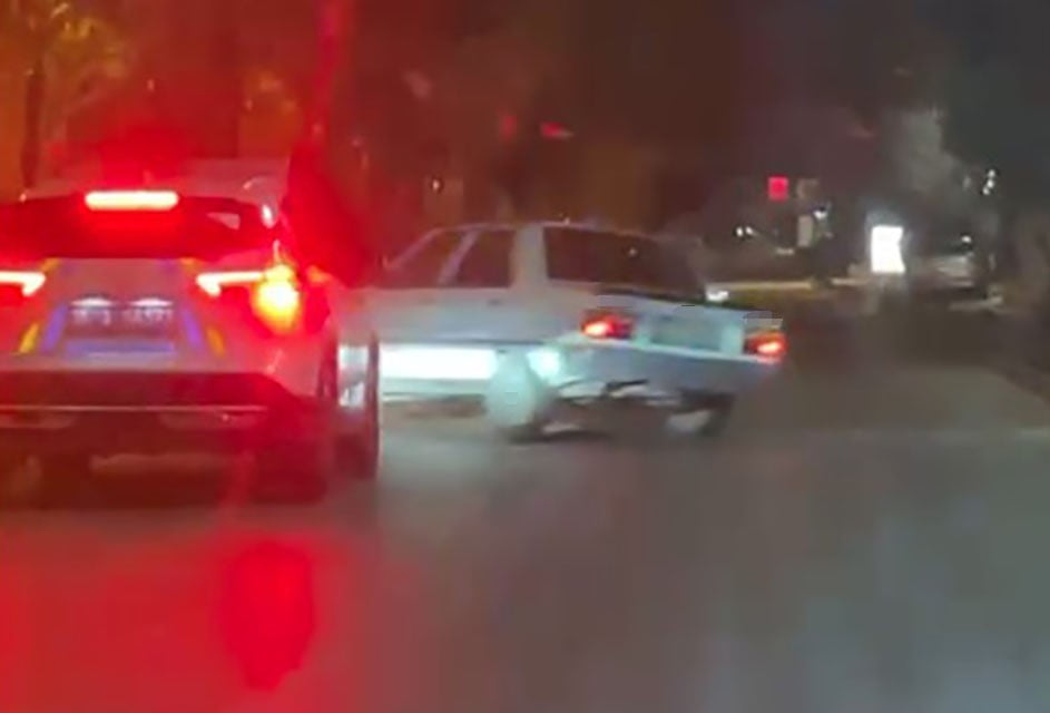 İZMİR’İN BORNOVA İLÇESİNDE POLİSİN 'DUR' İHTARINA UYMAYARAK KAÇMAYA ÇALIŞAN OTOMOBİL SÜRÜCÜSÜ...