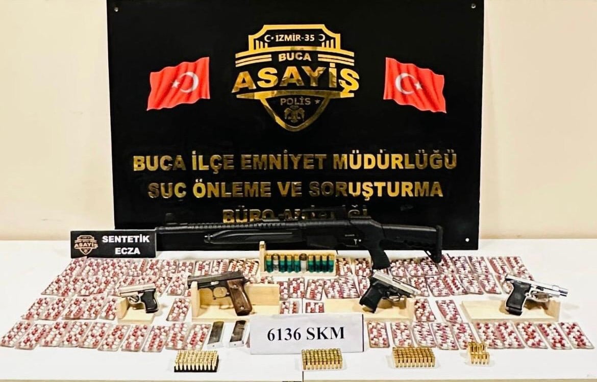 İZMİR’İN BUCA İLÇESİNDE POLİS EKİPLERİ TARAFINDAN DÜZENLENEN İKİ AYRI OPERASYONDA ÇOK SAYIDA...