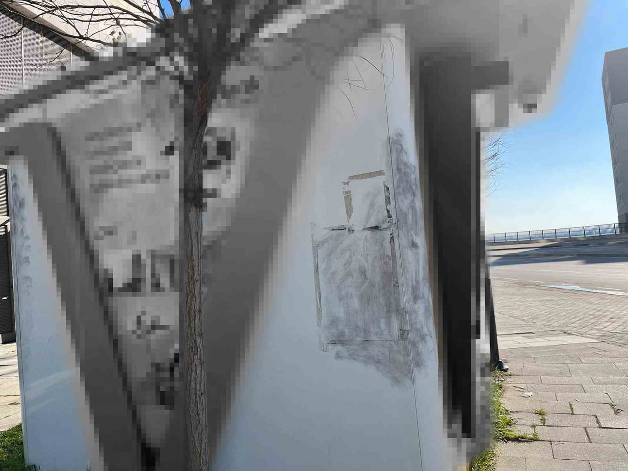 İZMİR’İN KARABAĞLAR İLÇESİNDE ATM’YE PARA İKMALİ YAPAN NAKİL ARACINDAKİ GÜVENLİK GÖREVLİLERİNİ...