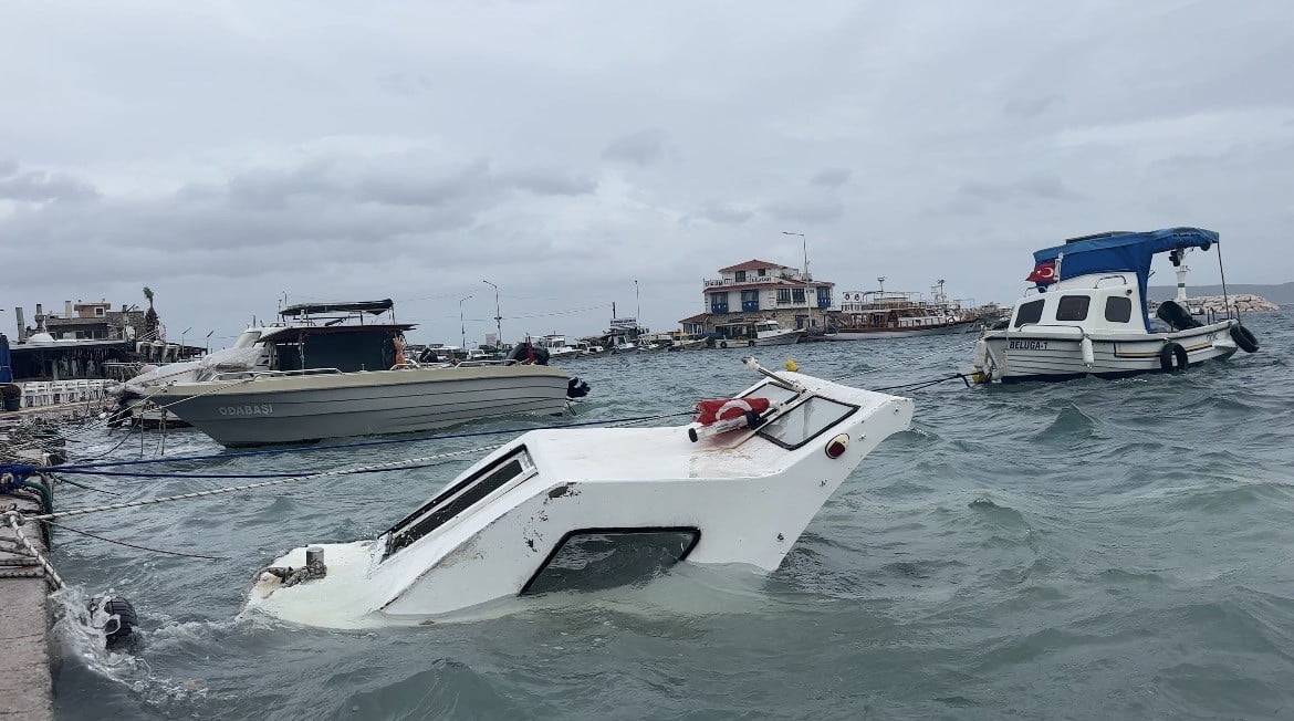 İZMİR’İN KARABURUN İLÇESİNDE ETKİLİ OLAN ŞİDDETLİ FIRTINA VE SAĞANAK YAĞIŞ HAYATI OLUMSUZ...