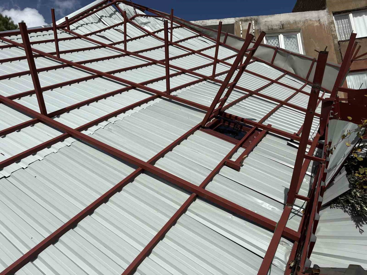 İZMİR’İN KARŞIYAKA İLÇESİNDE ETKİLİ OLAN FIRTINA NEDENİYLE 4 KATLI BİR BİNANIN METAL ÇATISI UÇTU....