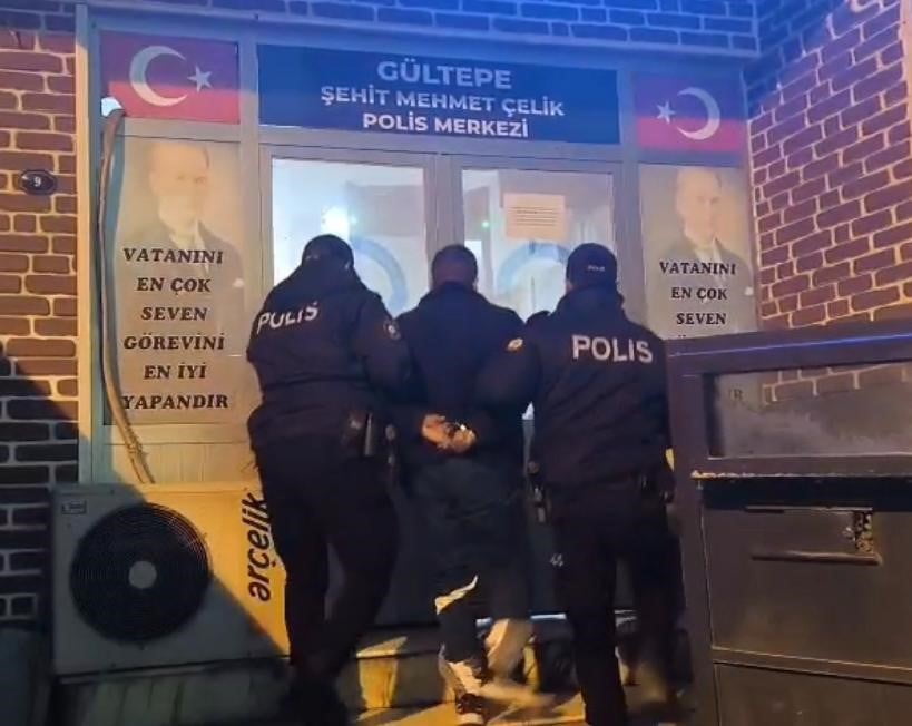 İZMİR’İN KONAK İLÇESİNDE, HAKKINDA 41 YIL KESİNLEŞMİŞ HAPİS CEZASI BULUNAN FİRARİ HÜKÜMLÜ, POLİS...