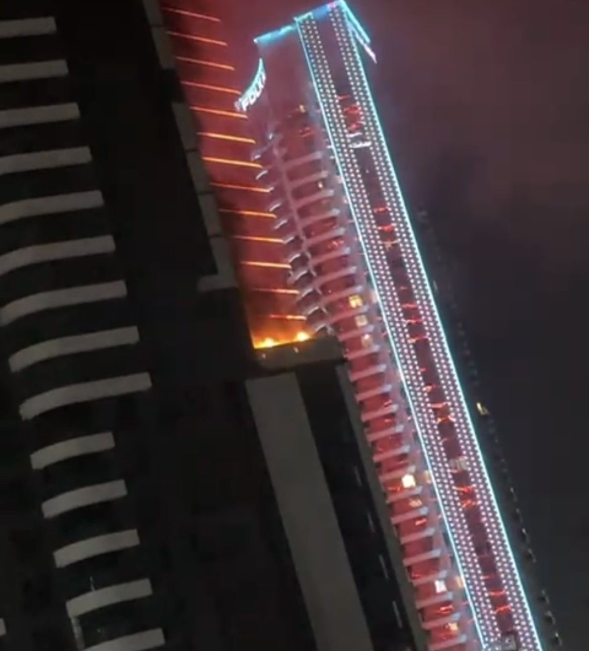 İZMİR’İN KONAK İLÇESİNDE LÜKS BİR YAPIDA ÇIKAN YANGIN KORKU DOLU ANLAR YAŞATTI. İTFAİYE...