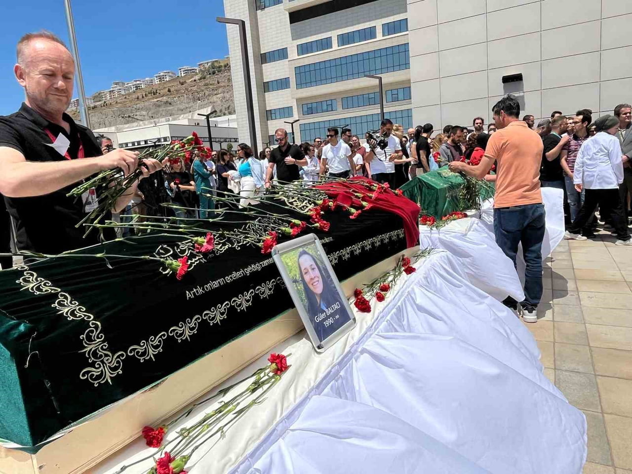 İZMİR’İN MENEMEN İLÇESİNDE, DÜĞÜN SALONU GİRİŞİNDEKİ DEKORATİF KEMERİN DEVRİLMESİ SONUCU DOKTOR...