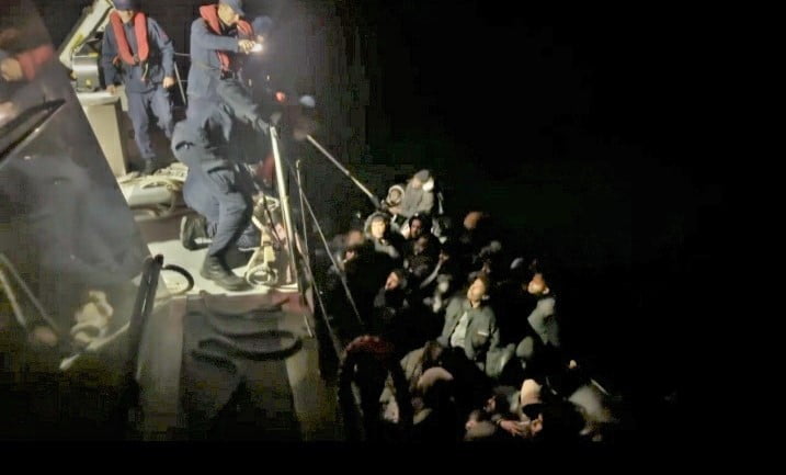 İZMİR’İN SEFERİHİSAR İLÇESİ AÇIKLARINDA DURDURULAN LASTİK BOT İÇERİSİNDE 43 DÜZENSİZ GÖÇMEN...