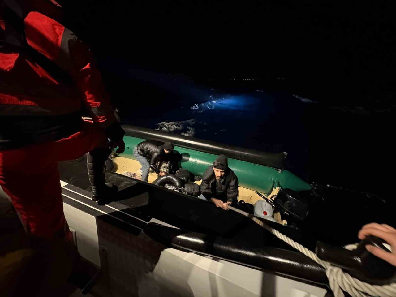 İZMİR’İN SEFERİHİSAR İLÇESİ AÇIKLARINDA SAHİL GÜVENLİK EKİPLERİ TARAFINDAN DURDURULAN LASTİK BOT...