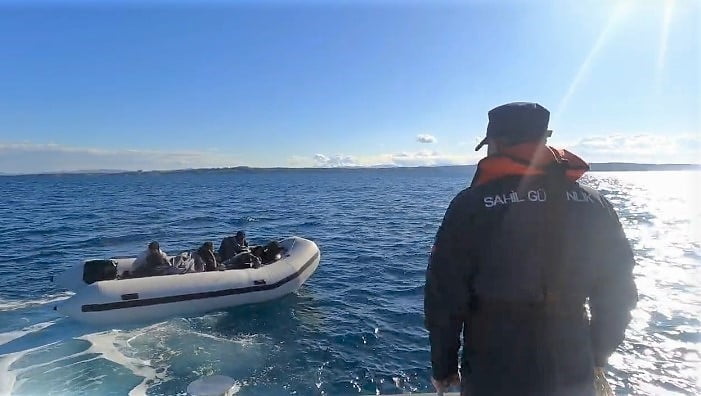 İZMİR’İN SEFERİHİSAR VE ÇEŞME İLÇELERİ AÇIKLARINDA SAHİL GÜVENLİK EKİPLERİ TARAFINDAN DURDURULAN...