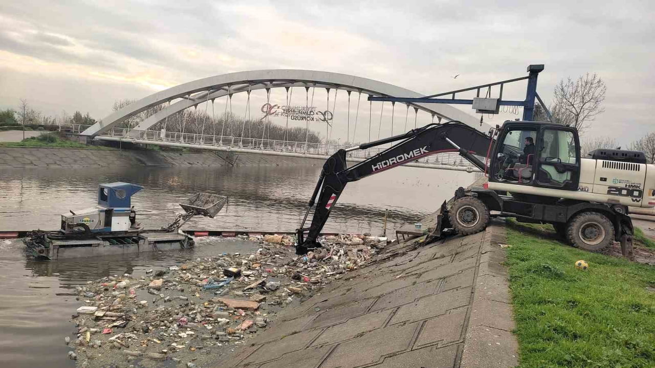 İZMİT KÖRFEZİ’Nİ KORUMAYA YÖNELİK BARİYER SİSTEMLERİYLE YÜRÜTÜLEN ÇALIŞMALARDA, DERELERDEN GELEN...