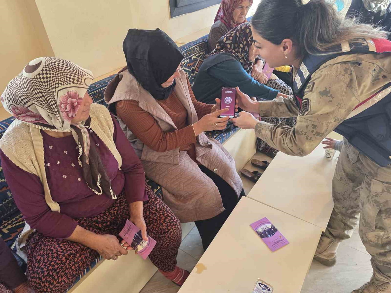 JANDARMA EKİPLERİ 2025 YILINDA KADES UYGULAMASINI TANITTI