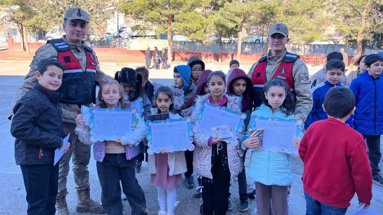 JANDARMA, ÖĞRENCİLERİN KARNE HEYECANINA ORTAK OLDU