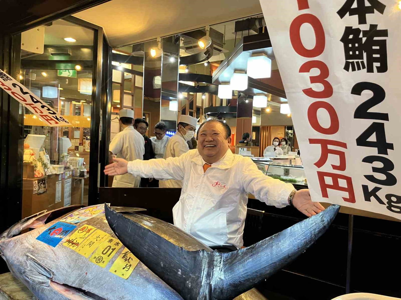 JAPONYA'DAKİ TOYOSU BALIK HALİ’NDE DÜZENLENEN GELENEKSEL YENİ YIL MEZATINDA 243 KİLOGRAMLIK BİR...