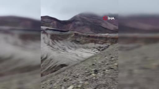 Japonya’nın Kumamoto eyaletindeki Aso Dağı semalarında radardan kaybolan gezi helikopterinin...