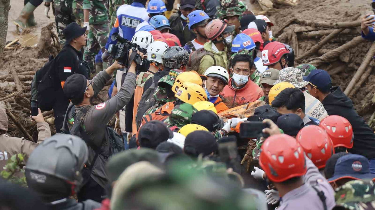 JAVA (İHA) - ENDONEZYA’NIN BATI JAVA EYALETİNDE GEÇTİĞİMİZ HAFTA MEYDANA GELEN TOPRAK KAYMASINDA...