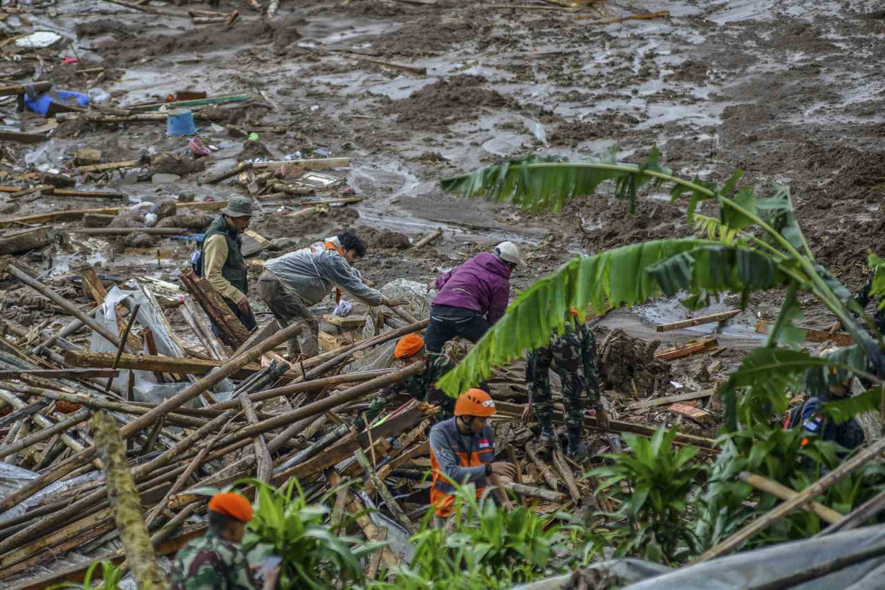 JAVA (İHA) - ENDONEZYA’NIN BATI JAVA EYALETİNDE ŞİDDETLİ YAĞIŞLARIN ARDINDAN MEYDANA GELEN...