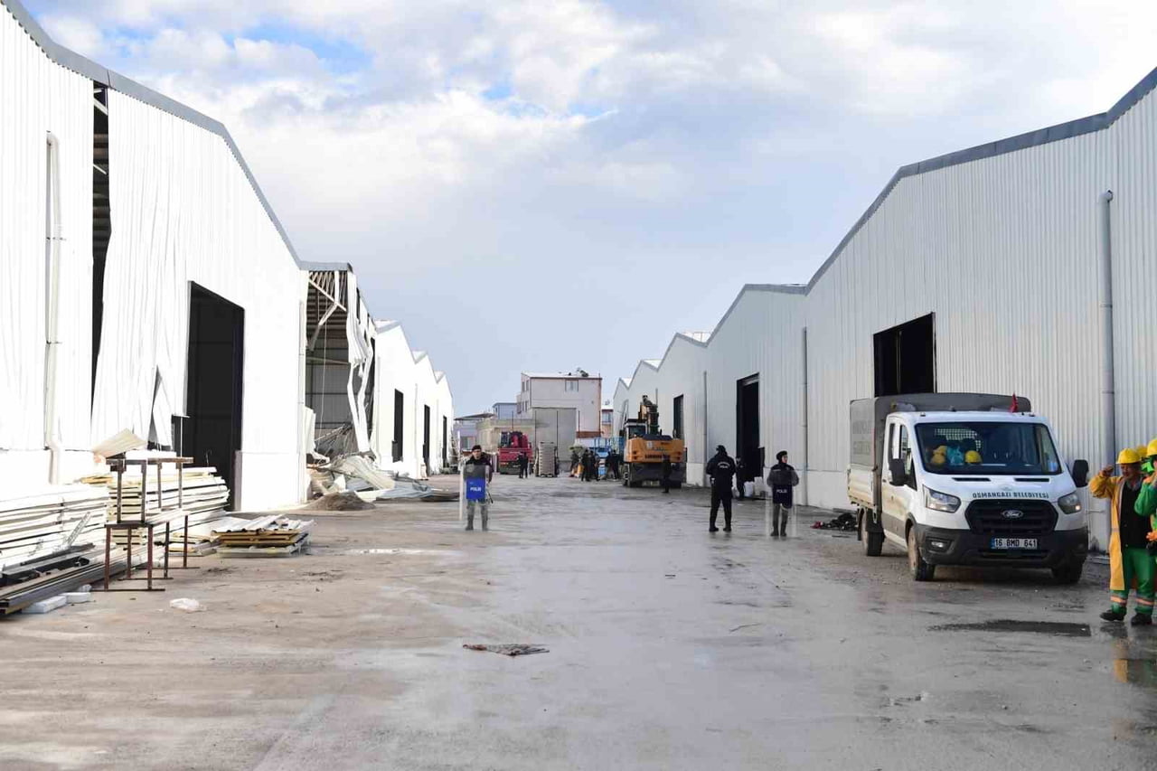 KAÇAK YAPILAŞMANIN ÖNÜNE GEÇMEK VE DOĞAL ALANLARI KORUMAK AMACIYLA ÇALIŞMALARINI ARALIKSIZ BİR...