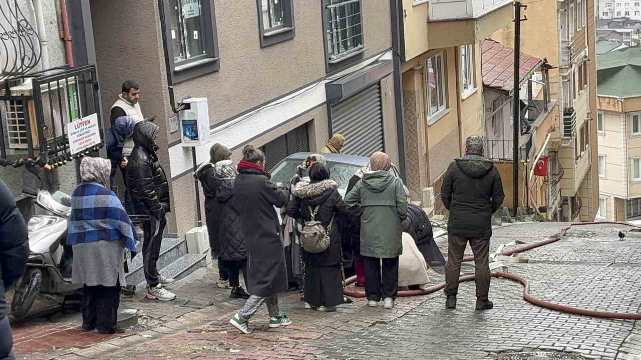 KAĞITHANE’DE 3 KATLI BİNANIN İKİNCİ KATINDA MEYDANA GELEN YANGINDA DAİRE KULLANILAMAZ HALE GELDİ....