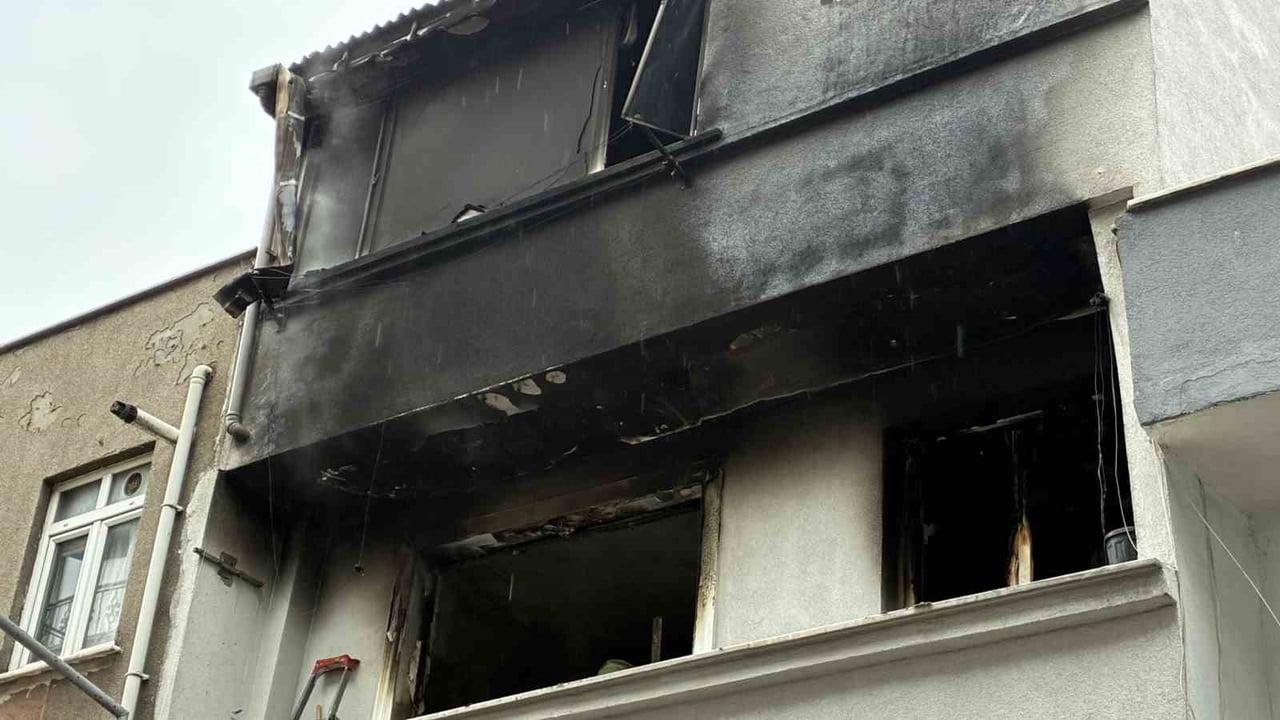 KAĞITHANE’DE 3 KATLI BİNANIN İKİNCİ KATINDA MEYDANA GELEN YANGINDA DAİRE KULLANILAMAZ HALE GELDİ....