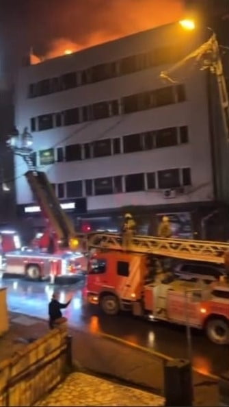 KAĞITHANE’DE BİNANIN ÇATISI ALEVLERE TESLİM OLDU