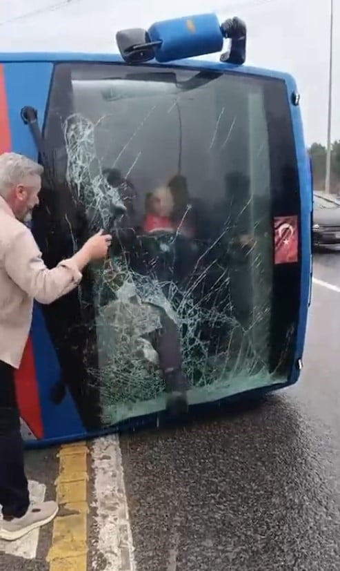 KAĞITHANE’DE KONTROLDEN ÇIKAN CEZAEVİ NAKİL ARACININ DEVRİLDİĞİ KAZADA, YARALILARIN ARAÇTAN...