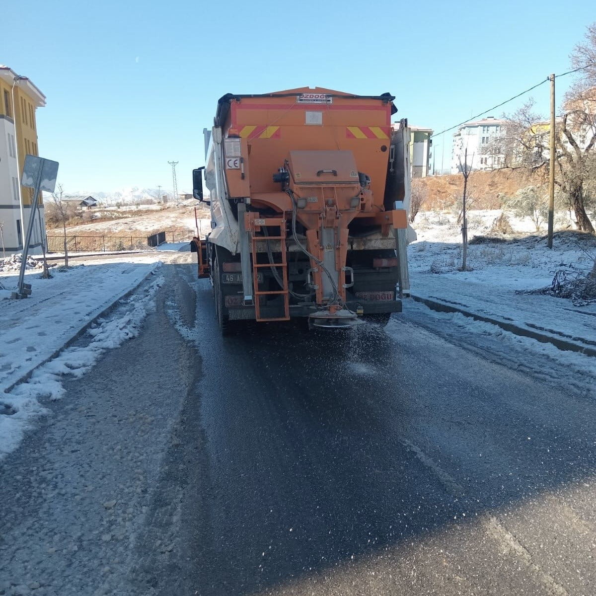 KAHRAMANMARAŞ'TA ETKİLİ OLAN KAR YAĞIŞI NEDENİYLE EKİPLERİN İLÇE VE KIRSAL BÖLGELERDE KAR...