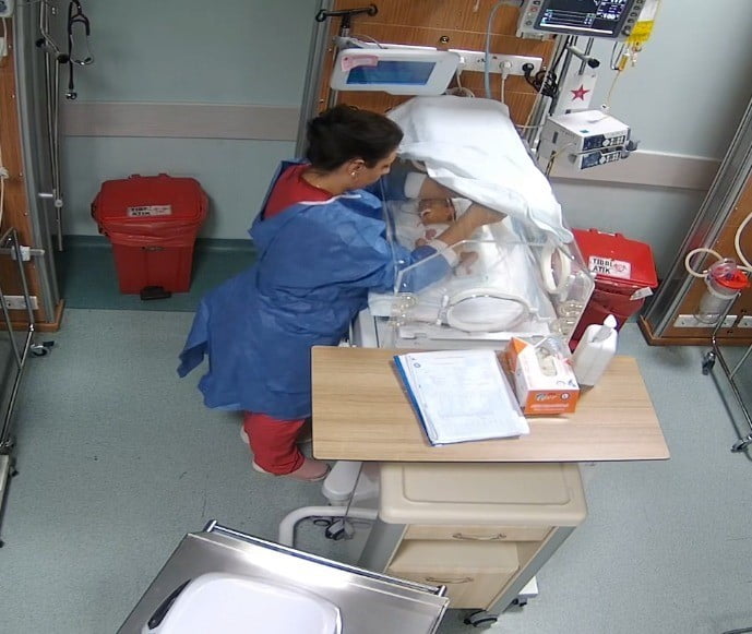 KAHRAMANMARAŞ'TA HENÜZ 5 GÜNLÜKKEN HEMŞİRE ŞİDDETİNİN ARDINDAN BEDENSEL VE ZİHİNSEL ENGELLİ KALAN...