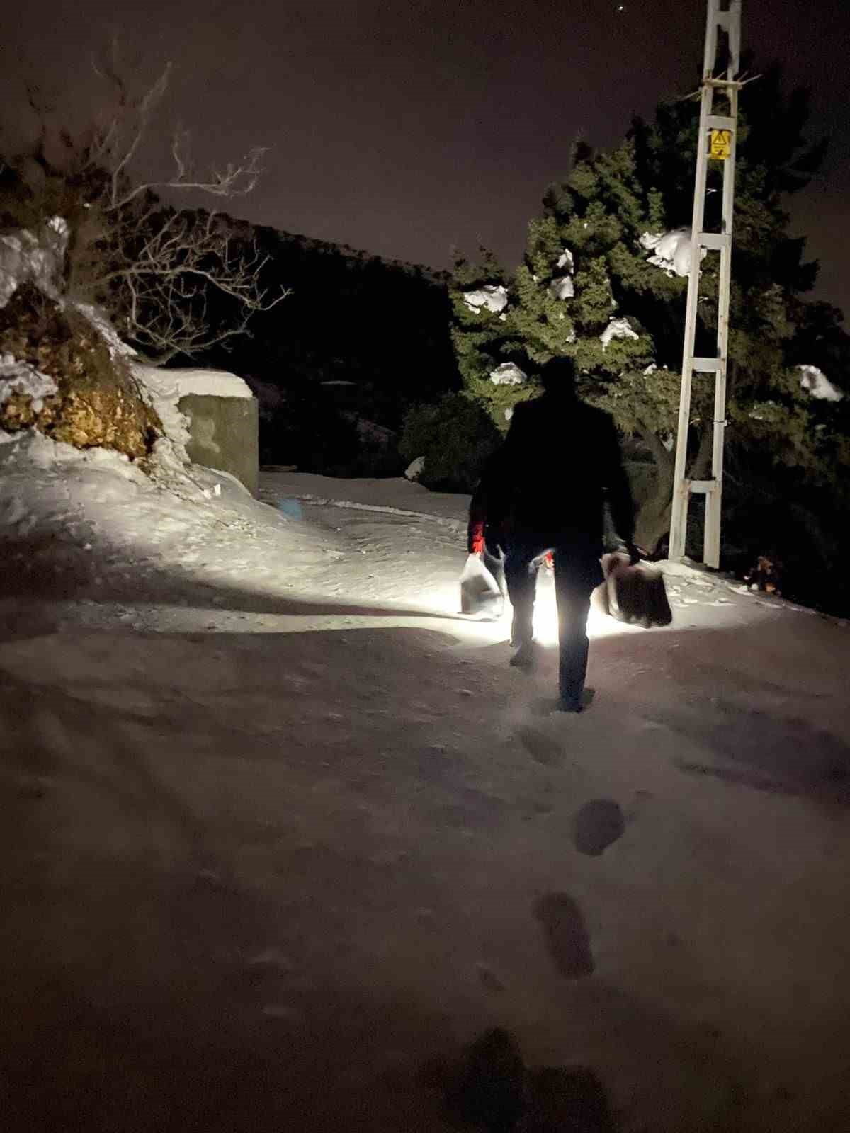 KAHRAMANMARAŞ'TA KAR YAĞIŞI SONRASI BAĞ EVİNDE MAHSUR KALAN AİLEYE İTFAİYE EKİPLERİ ERZAK DESTEĞİ...