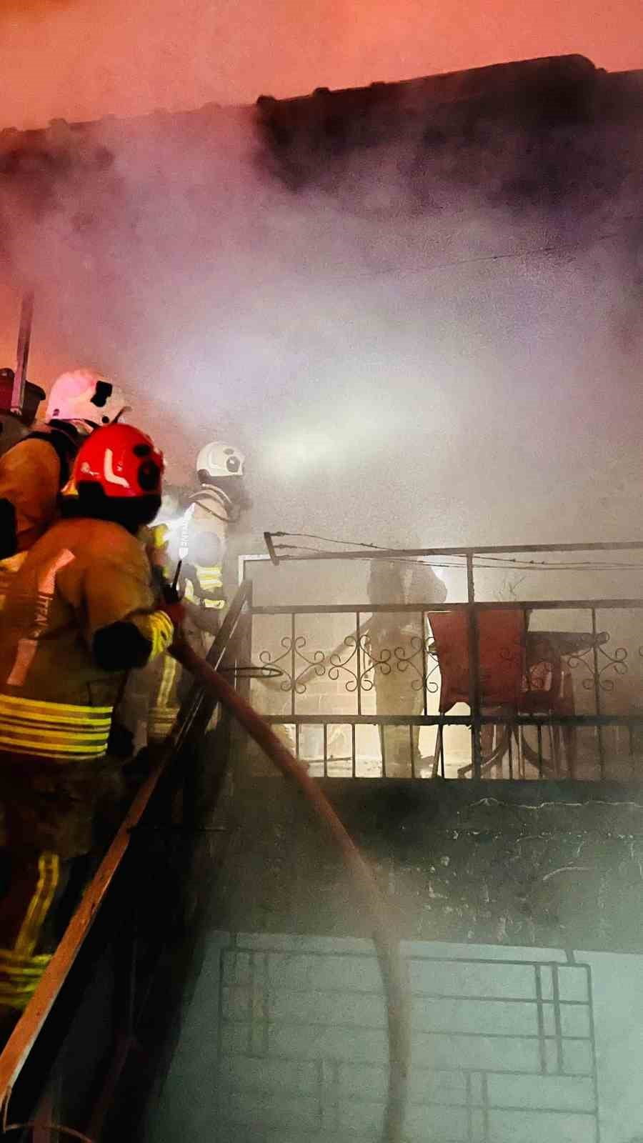 KAHRAMANMARAŞ'TA METRUK BİR EVDE ÇIKAN YANGIN, İTFAİYE EKİPLERİNİN MÜDAHALESİYLE...