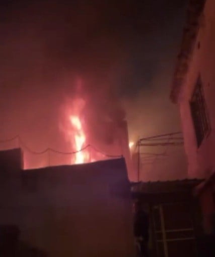 KAHRAMANMARAŞ'TA METRUK BİR EVDE ÇIKAN YANGIN, İTFAİYE EKİPLERİNİN MÜDAHALESİYLE...