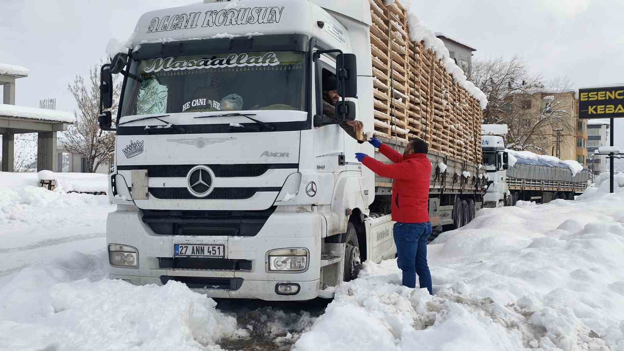 KAHRAMANMARAŞ BÜYÜKŞEHİR BELEDİYESİ, EDEBİYAT YOLU KAYSERİ İSTİKAMETİNDE SEYREDEN ARAÇ...
