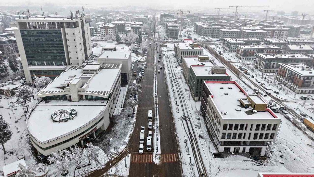 KAHRAMANMARAŞ BÜYÜKŞEHİR BELEDİYESİ EKİPLERİ YOĞUN KAR YAĞIŞININ YAŞANDIĞI KENTTE, ARTERLERİ...