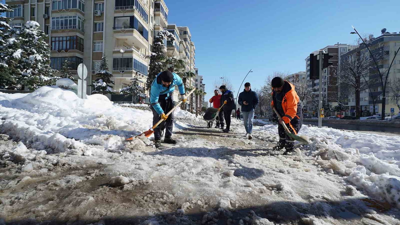 KAHRAMANMARAŞ BÜYÜKŞEHİR BELEDİYESİ, OLUMSUZ HAVA ŞARTLARININ ULAŞIM VE GÜNLÜK YAŞAMI OLUMSUZ...