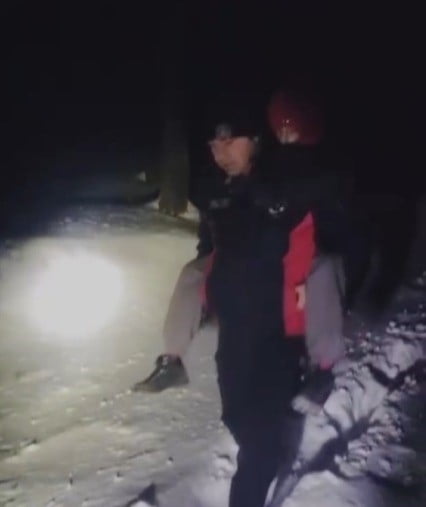 KAHRAMANMARAŞ’IN DAĞ EVİNDE YÜKSEK ATEŞ ŞİKÂYETİ NEDENİYLE MAHSUR KALAN İKİ KİŞİ İTFAİYE...