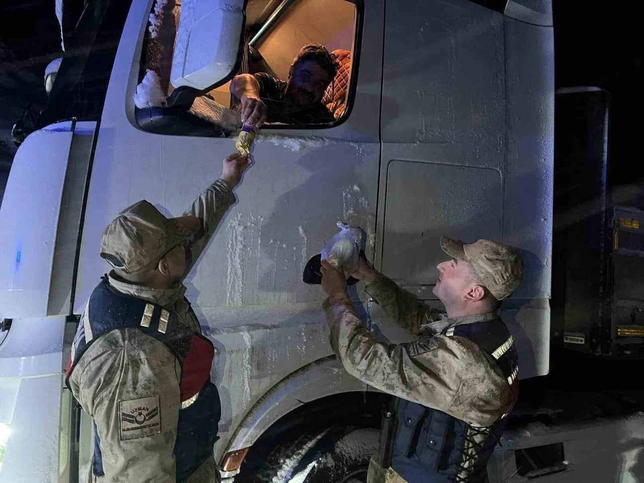 KAHRAMANMARAŞ’TA MAHSUR KALAN VATANDAŞLARA JANDARMA VE KIZILAY’DAN YARDIM