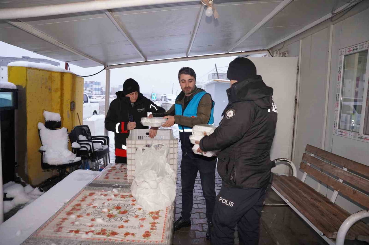 KAHTA BELEDİYESİ'NDEN KARLA MÜCADELEDE SEFERBERLİK: VATANDAŞA SICAK YEMEK, YOLDA KALANA...