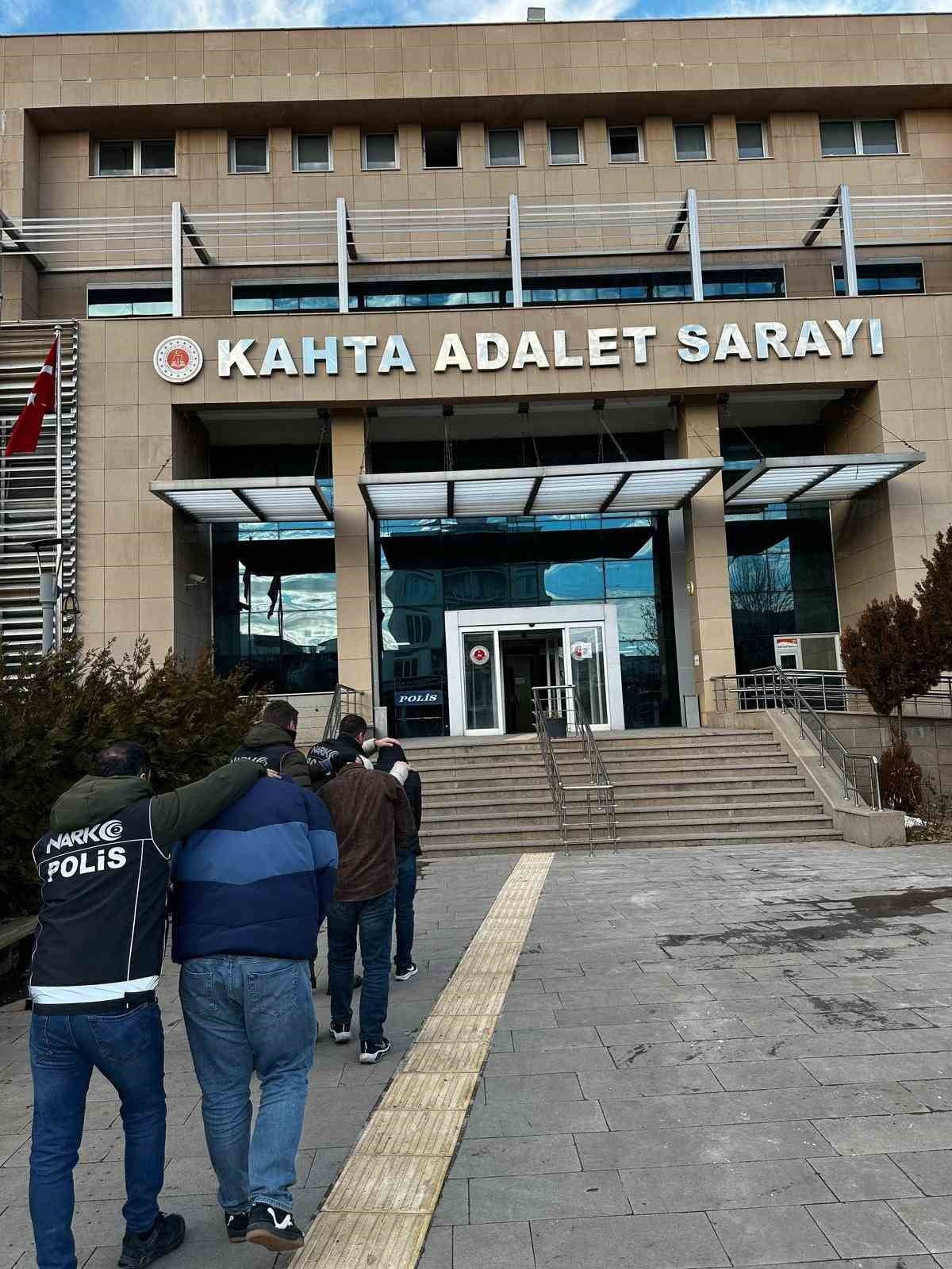 KAHTA’DA UYUŞTURUCU OPERASYONU: 3 TUTUKLAMA