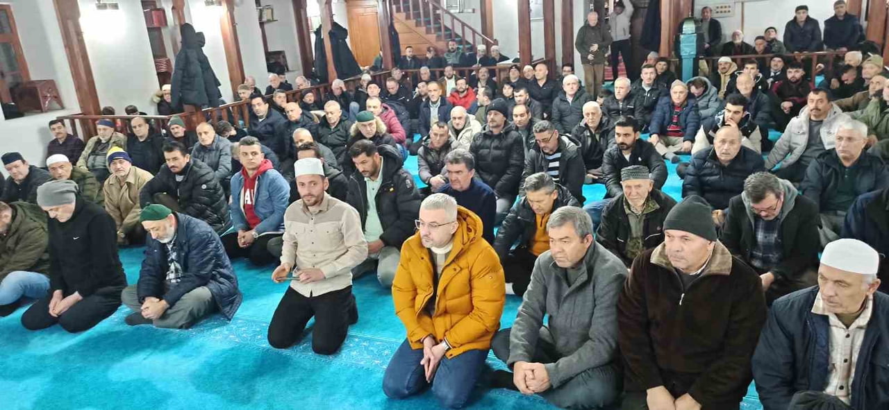 KANDİL NEDENİYLE VATANDAŞLAR CAMİLERE AKIN ETTİLER