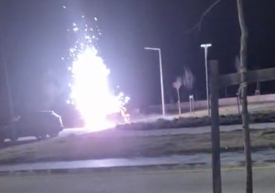 KAPAKLI DEVLET HASTANESİ BAHÇESİNDE BULUNAN BİR ARAÇ ALEV ALARAK PATLADI.