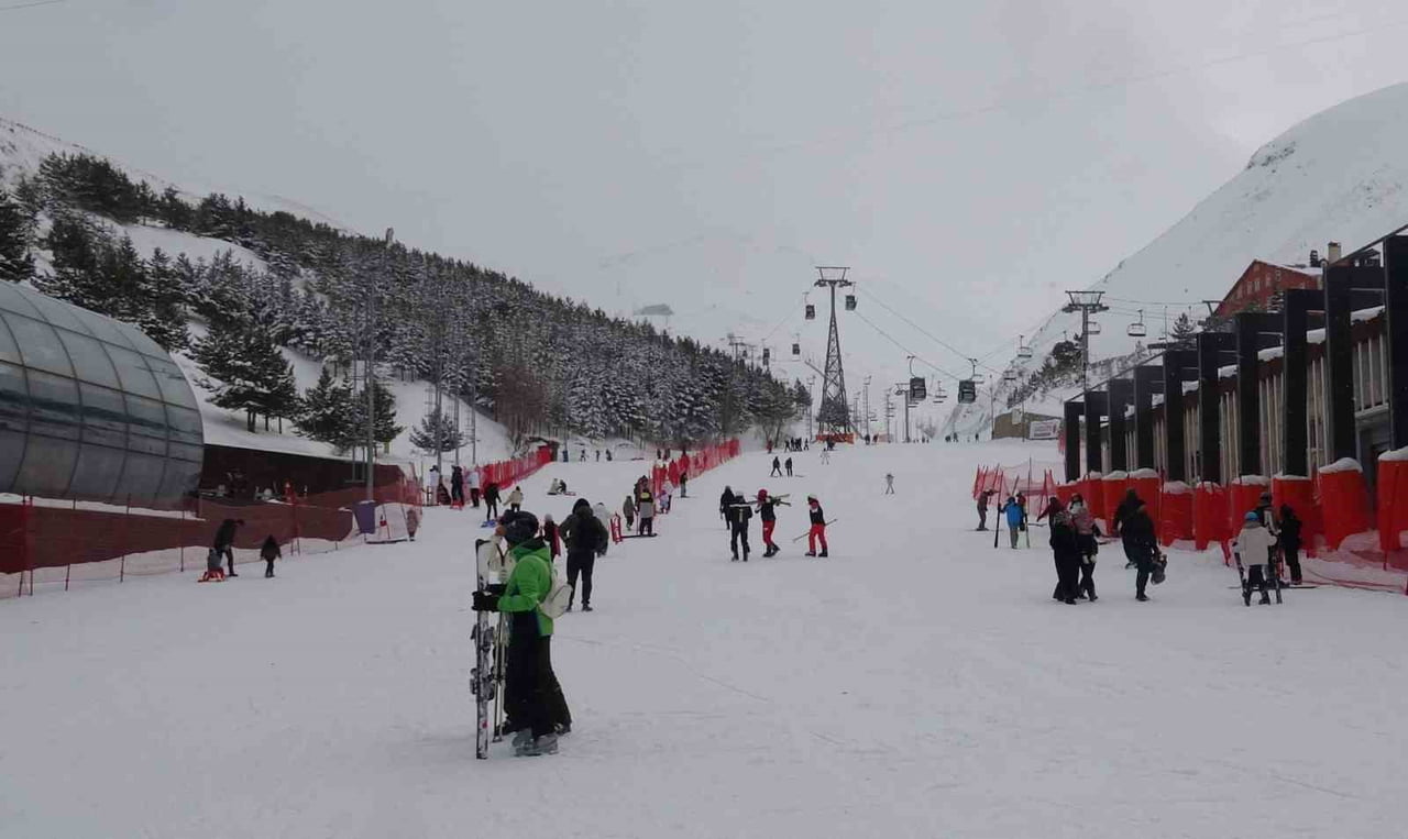 KAR KALINLIĞININ 2 METREYİ AŞTIĞI VE OTELLERDEKİ REZERVASYONLARIN YÜZDE YÜZLER SEVİYESİNE ULAŞTIĞI...