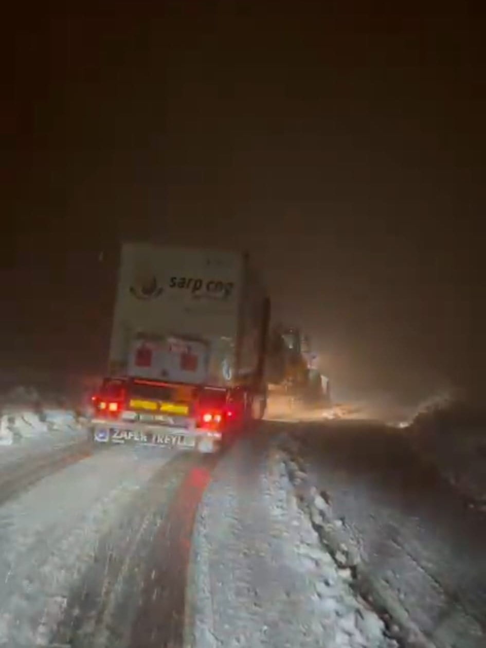 KAR KALINLIĞININ BİR METREYİ GEÇTİĞİ ADIYAMAN’IN SİNCİK İLÇESİNE SIKIŞTIRILMIŞ DOĞALGAZ TAŞIYAN...