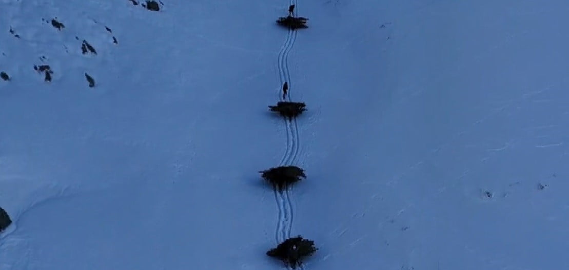 KAR KALINLIĞININ YER YER 2 METREYİ BULDUĞU KÖYLERDE HAYVANCILIKLA UĞRAŞAN BESİCİLERİN ZORLU...